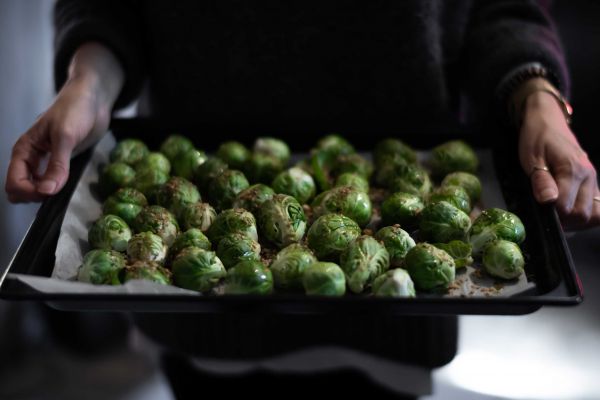 Lauwarmer Rosenkohl Kastanien Salat mit Dukkah & Joghurt